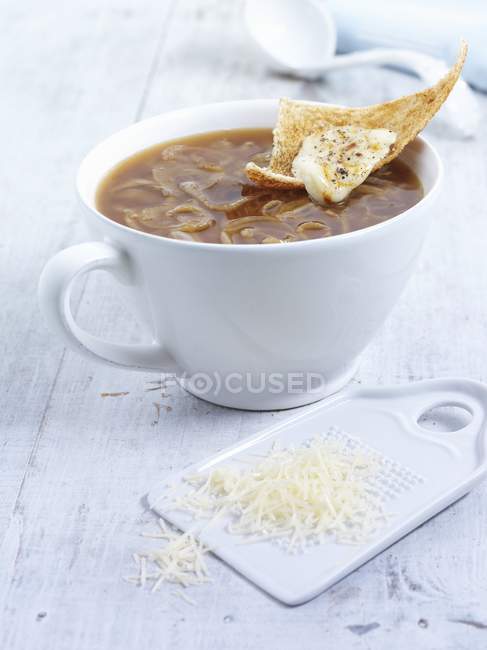 Cuenco de sopa de cebolla francesa - foto de stock