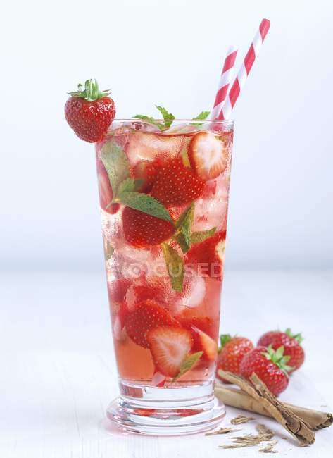 Iced tea with strawberries — Stock Photo