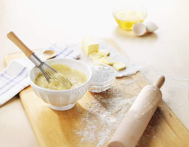 Mezcla de pastel con ingredientes - foto de stock