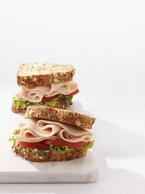 Poulet avec sandwichs tomate et laitue — Photo de stock