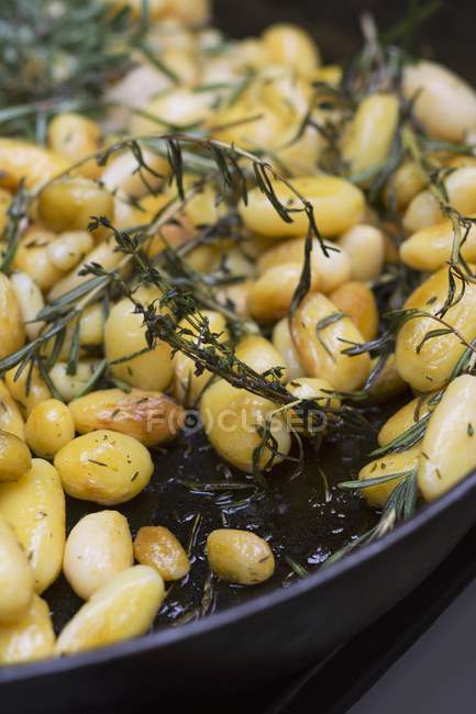 Pommes de terre au romarin frites dans une poêle — Photo de stock
