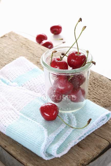 Cerejas frescas com caules — Fotografia de Stock