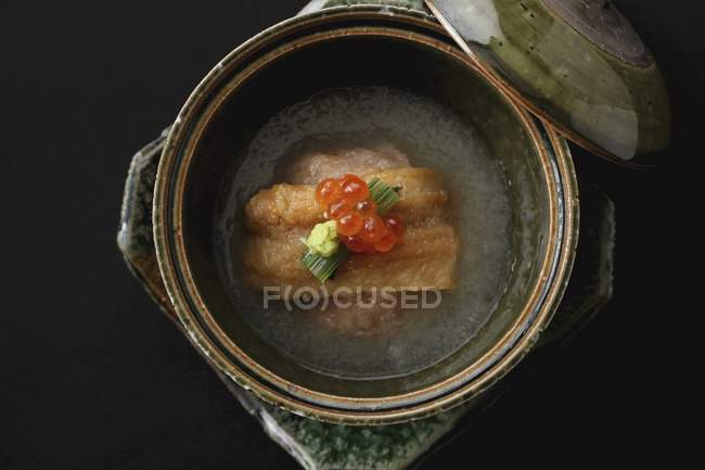 Gros plan vue du dessus de l'anguille dans le bouillon avec du caviar — Photo de stock
