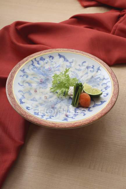Poisson soufflé sashimi dans un bol — Photo de stock