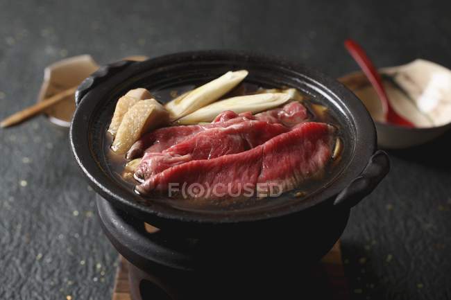 Sukiyaki em tigela preta — Fotografia de Stock
