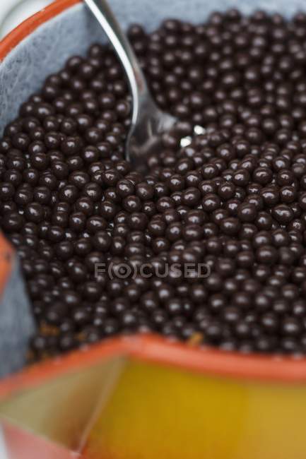 Perles de chocolat dans une tasse — Photo de stock