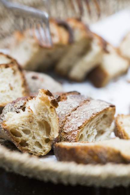 Нарізаний хліб країні — стокове фото