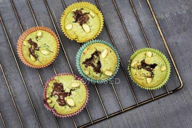 Pistazien-Muffins gefüllt mit Schokolade — Stockfoto
