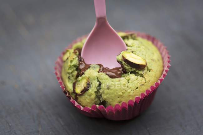 Muffin pistache rempli de chocolat — Photo de stock