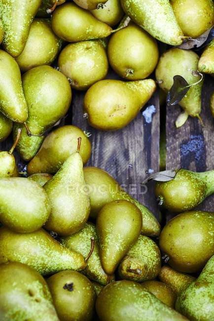 Pears in wooden crate — Stock Photo