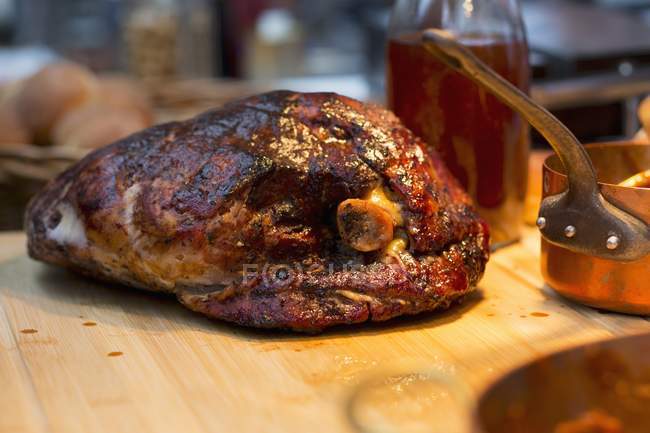 Épaule rôtie de porc — Photo de stock