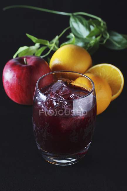 Closeup view of grapefruit cocktail with apple — Stock Photo