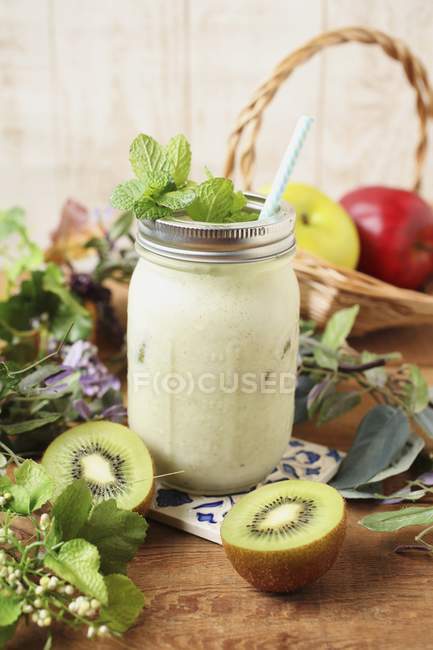 Kiwi y bebida de yogur - foto de stock