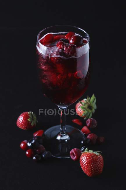 Крупный план ягодного коктейля в стакане — стоковое фото