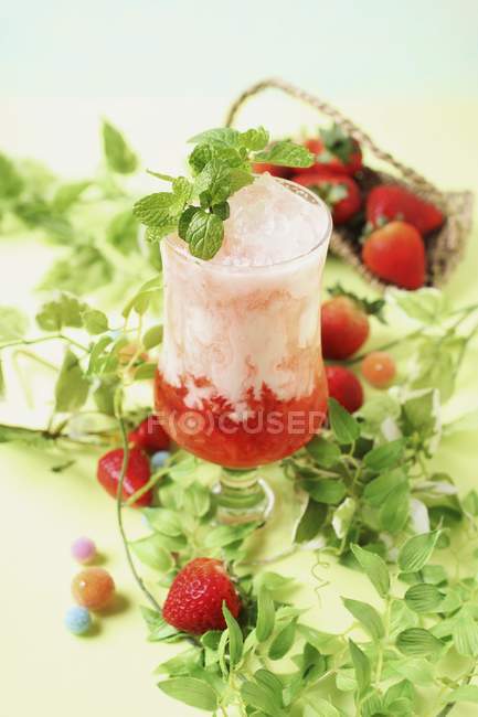 Strawberry yoghurt drink — Stock Photo