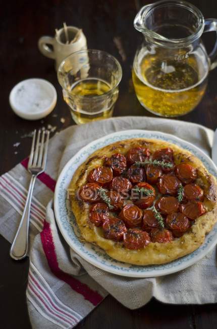 Tomato tarte tatin on plate over towel — Stock Photo