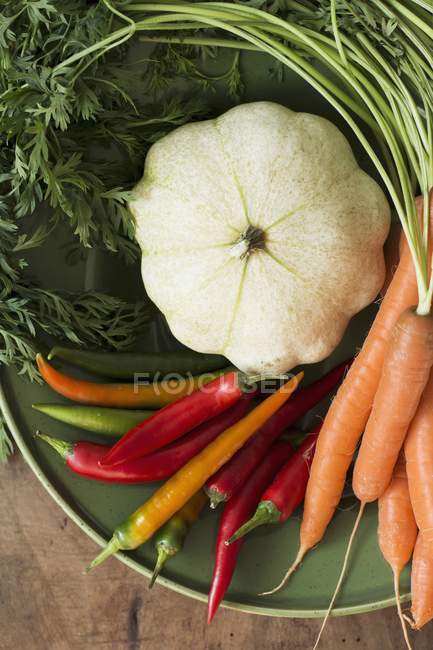 Verduras frescas en tazón - foto de stock