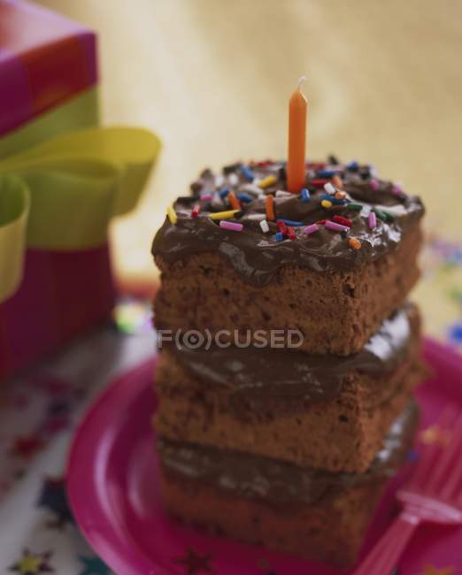 Pile de tranches de gâteau au chocolat — Photo de stock