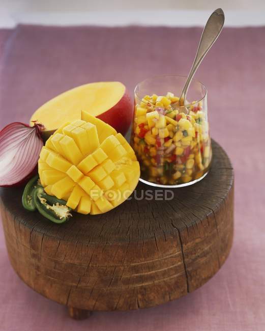 Salsa de manga com cebola vermelha, milho doce e jalapeos em mesa de madeira — Fotografia de Stock