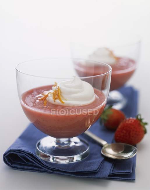 Glace aux fraises garnie de crème — Photo de stock
