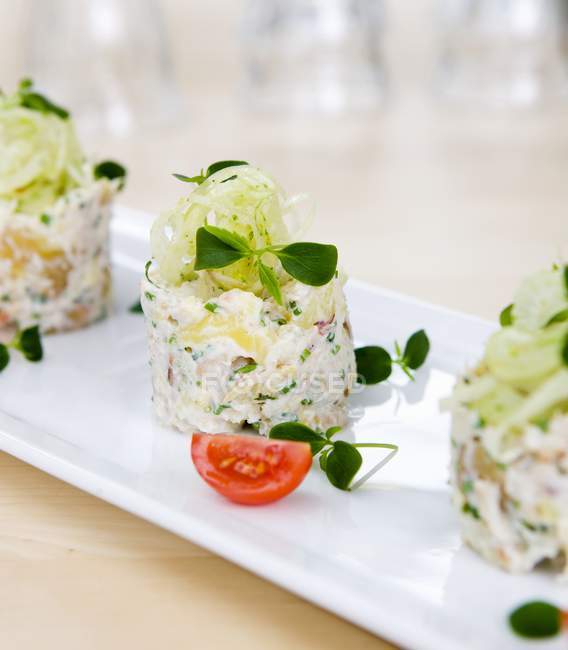 Purée de pommes de terre avec salade de crabe et fenouil sur assiette blanche — Photo de stock