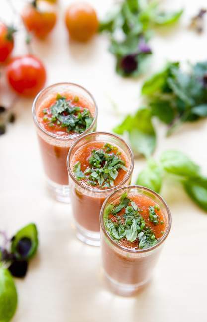 Kalte Tomatensuppe mit Basilikum im Schnapsglas — Stockfoto