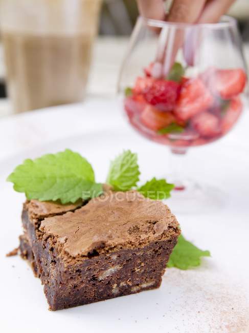 Brownie al cioccolato che servono e fragole marinate — Foto stock
