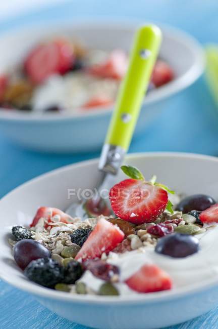 Мюслі з йогуртом та ягодами — стокове фото