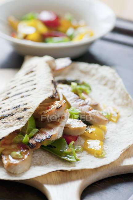 Vista de cerca de Tortilla con pollo y pimientos - foto de stock