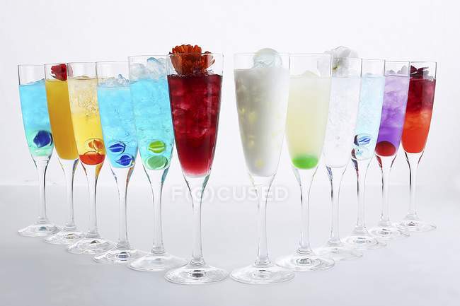 Различные цветные коктейли — стоковое фото