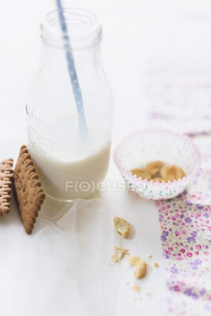 Молочная бутылка с соломой — стоковое фото