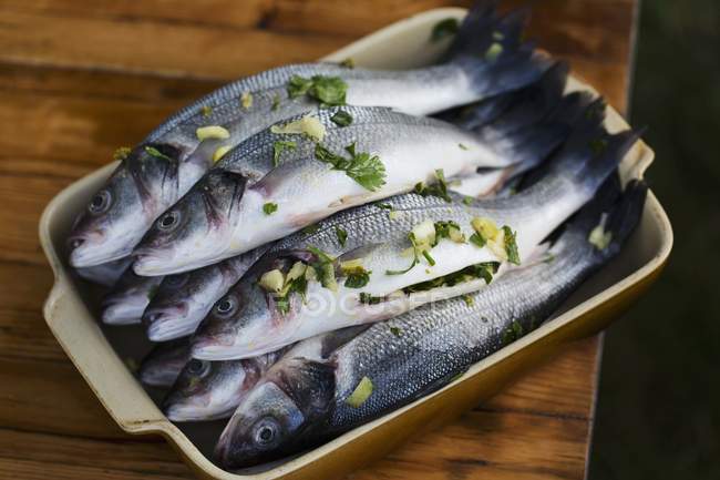 Fresh fish with lemon and parsley — Stock Photo