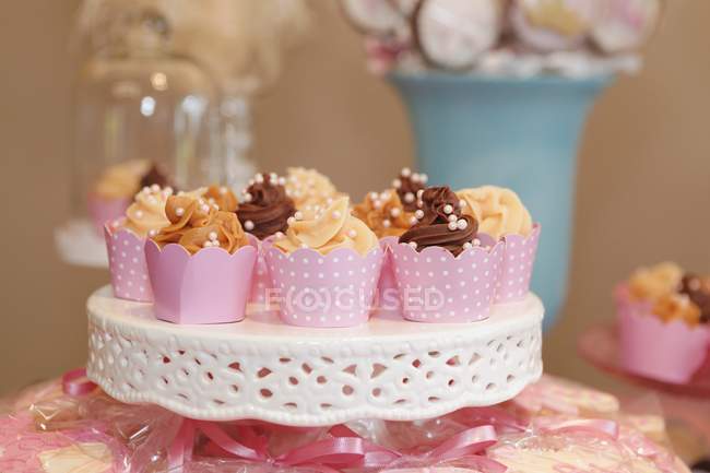 Cupcake con glassa al caramello, noce e cioccolato — Foto stock