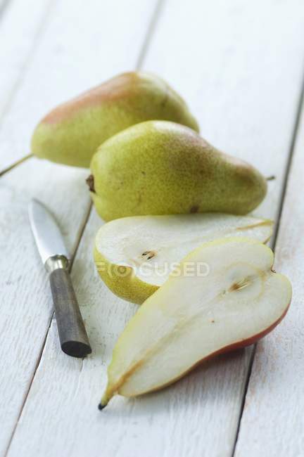 Fresh ripe pears with halves — Stock Photo