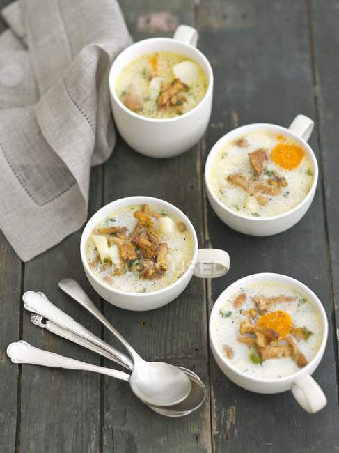 Chanterelle mushroom soup with potatoes and cream — Stock Photo