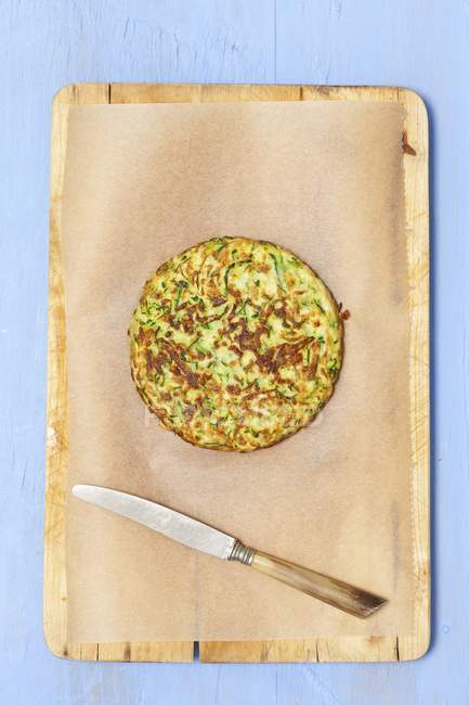Zucchini-Kuchen auf Papier — Stockfoto