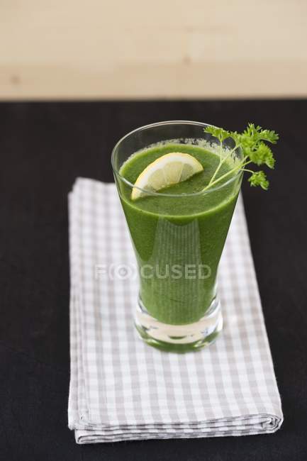 Smoothie with parsley and lemon — Stock Photo