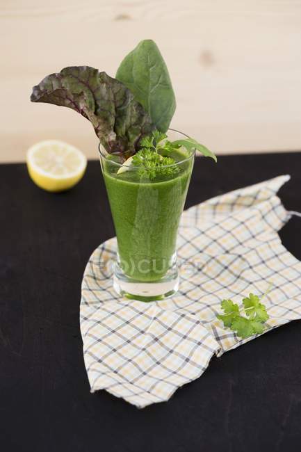 Green smoothie with spinach — Stock Photo