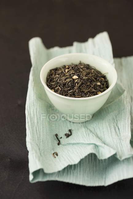 Ciotola di foglie di tè al gelsomino — Foto stock