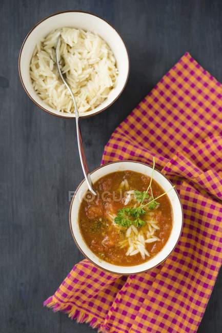 Томатный суп с ризони-макаронами — стоковое фото
