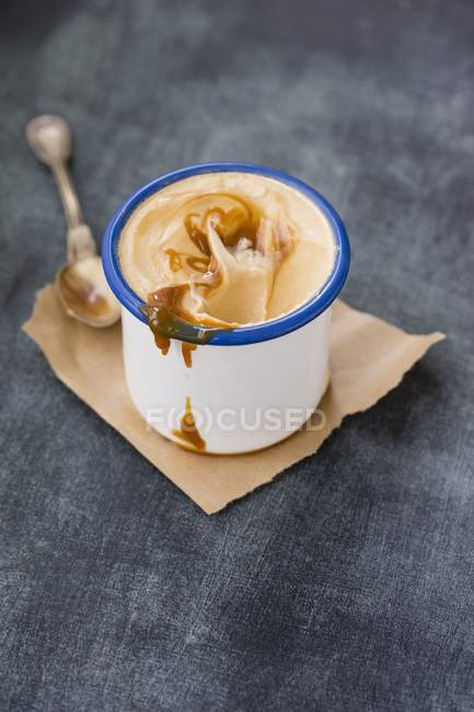 Caramelo cremoso caseiro e sorvete de canela — Fotografia de Stock