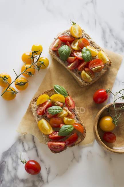 Відкритий бутерброд з помідорами — стокове фото