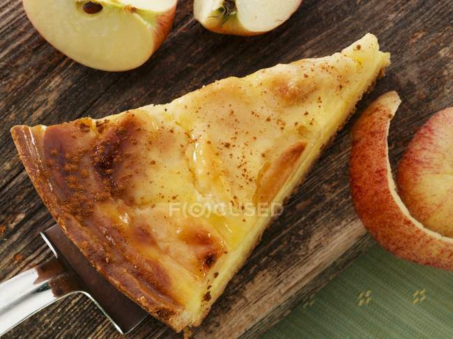 Pedazo de tarta de manzana - foto de stock