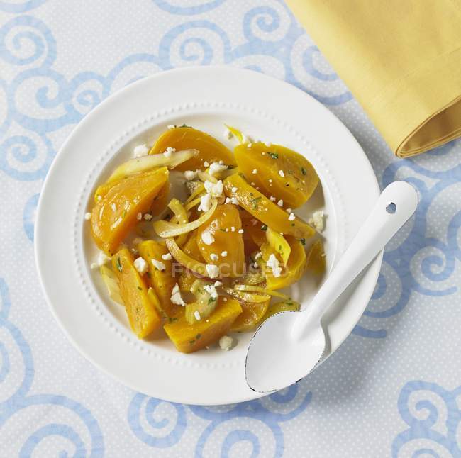 Barbabietole gialle con cipolle — Foto stock