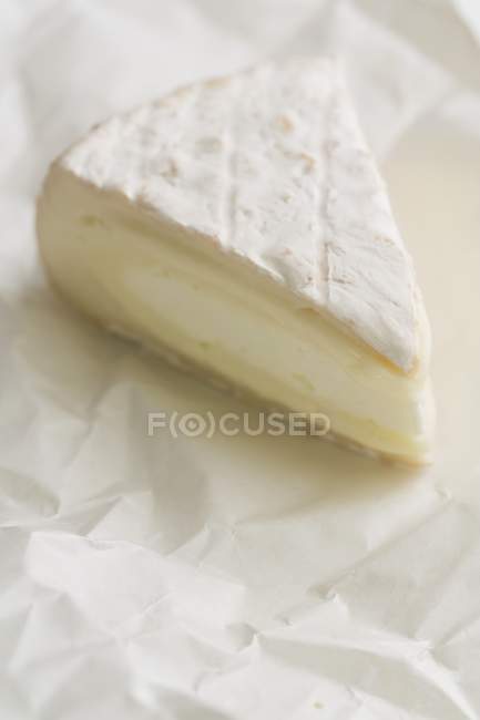 Morceau de fromage à pâte molle — Photo de stock