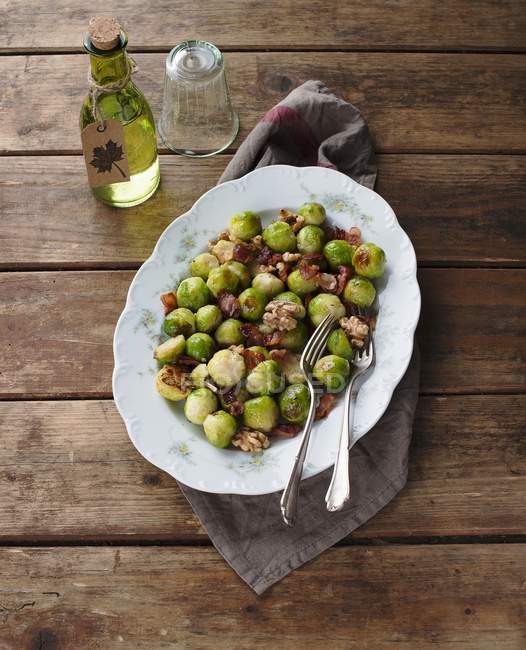 Brussels sprouts with walnuts — Stock Photo