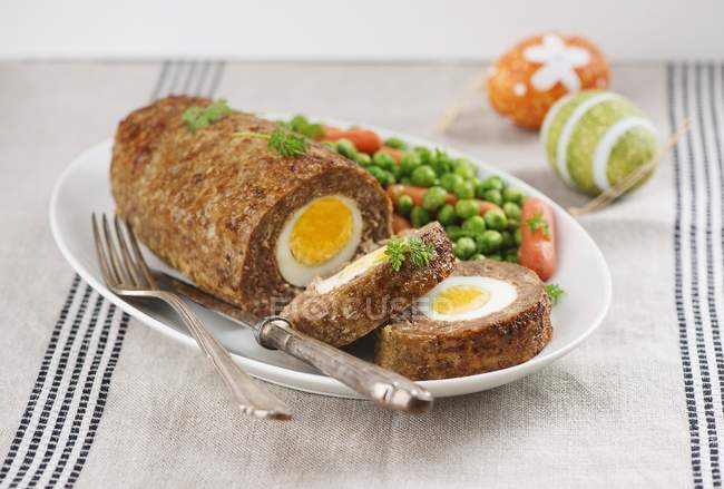 Pão de carne com ovo para a Páscoa — Fotografia de Stock