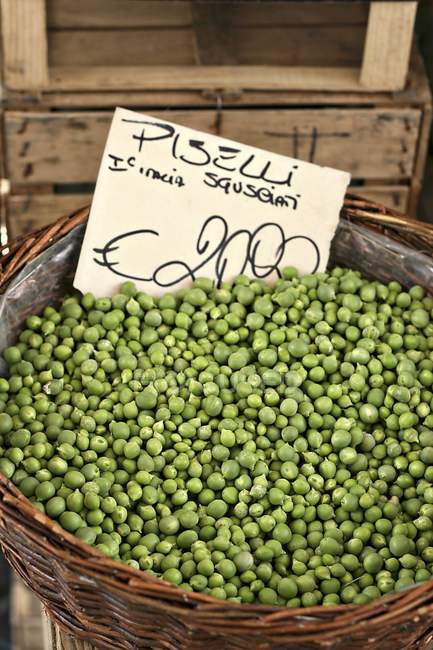 Basket of shelled peas — Stock Photo