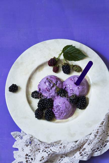 Blackberry ice cream with blackberries — Stock Photo