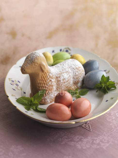 Пасхальне ягня з яйцями — стокове фото